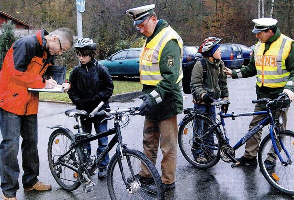 2008-11 Gaeubote Fahrradkontrolle web